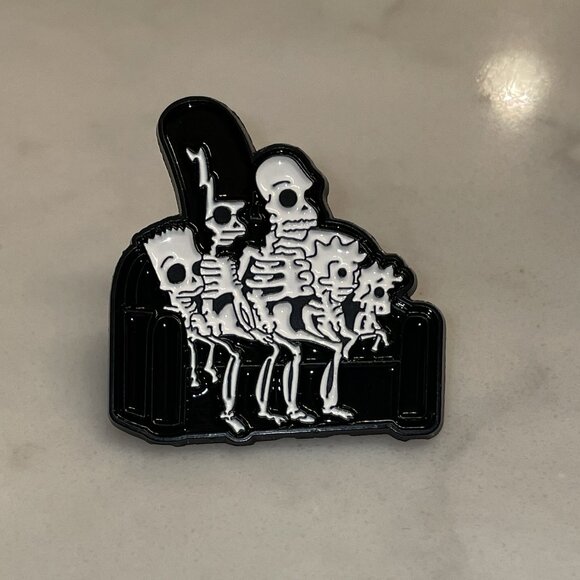 *♪ The Simpsons Treehouse of Horror Skeleton Pin - Creepy Cool *♪ - Picture 1 of 4
